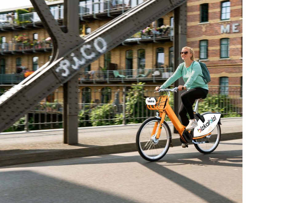 una mujer monta en una e-bike Bizkaibizi